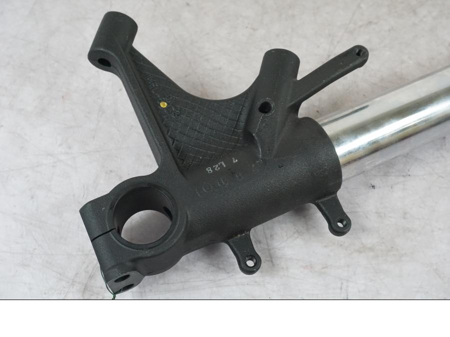 Snett nerifrån på Gaffelben från en Honda CBR 1000 RR -2007 motorcykel.