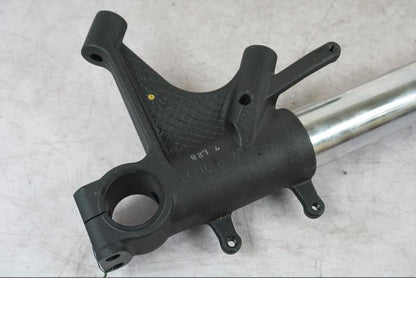 Snett nerifrån på Gaffelben från en Honda CBR 1000 RR -2007 motorcykel.