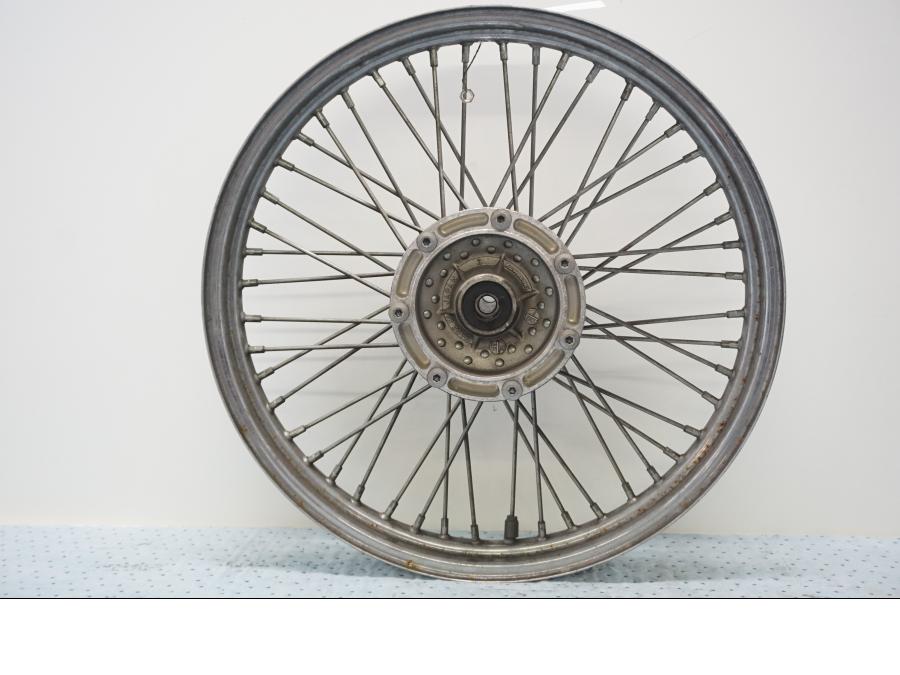 Baksidan på Fälg från en Kawasaki EN 500 -1999 motorcykel.