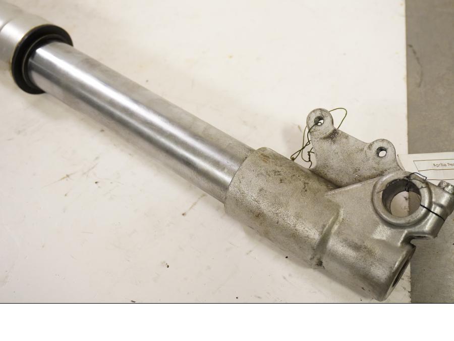 Baksidan på Gaffelben från en Aprilia Pegaso 650 -1997 motorcykel.