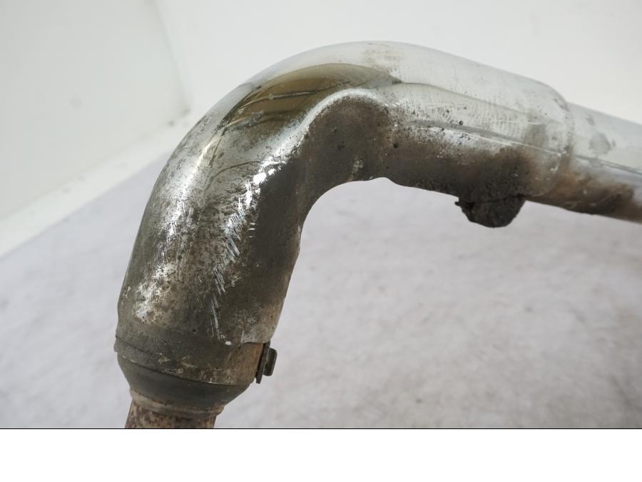 Vänster sida på Grenrör från en Suzuki VZ 800 -1997 motorcykel.