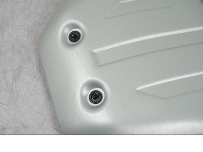 Snett nerifrån på Hasplåt från en BMW R 1250 GSA -2022 motorcykel.