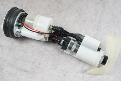 Snett nerifrån på Bensinpump insprut från en Ducati Multistrada V4 -2024 motorcykel.