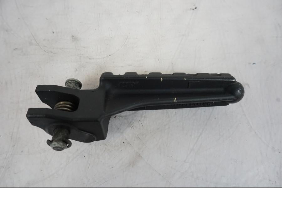 Höger sida på Fotpinne från en KTM 1290 Super Duke -2019 motorcykel.