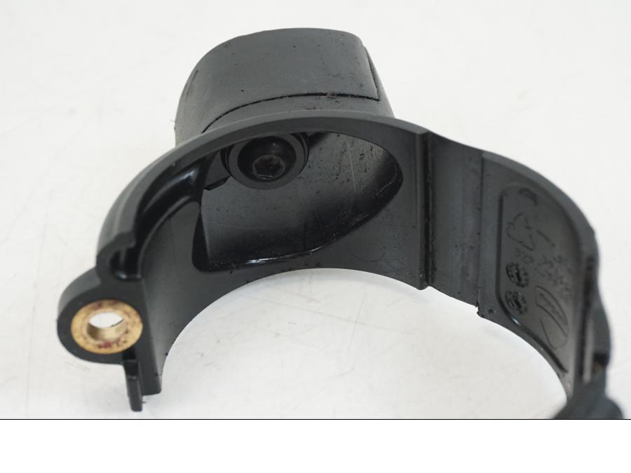 Snett nerifrån på Blinkersfäste från en Ducati Streetfighter V4 -2020 motorcykel.