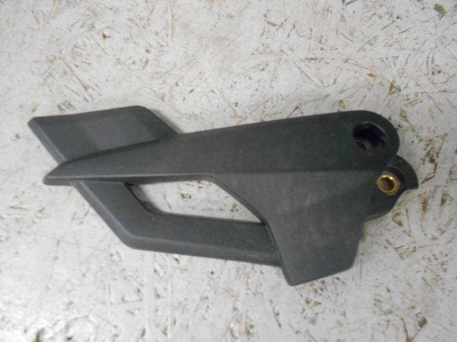 Framsidan på Fotpinnehälskydd från en Triumph Tiger 800 -2016 motorcykel.