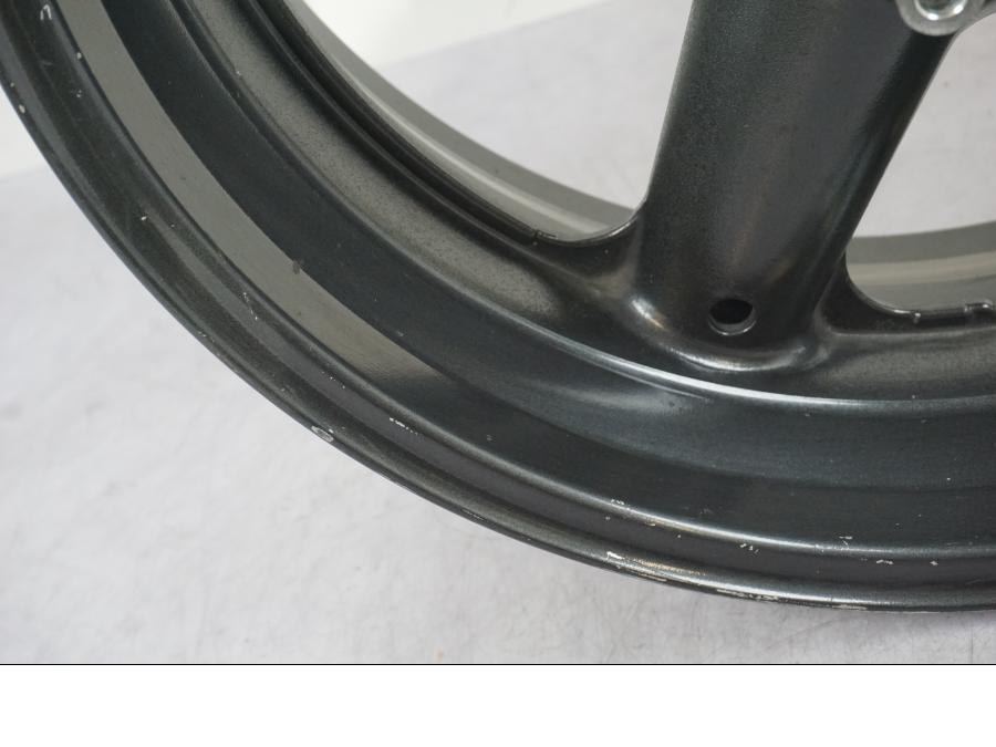 Snett nerifrån på Fälg från en Suzuki GSX 1300 RX -1999 motorcykel.