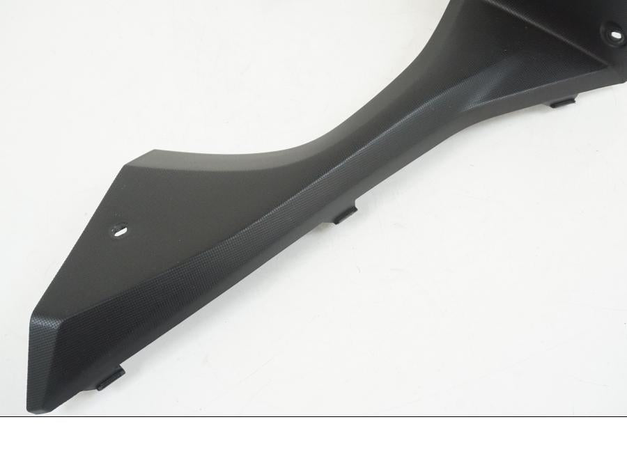 Snett uppifrån på Instrumentpanelkåpa från en Kawasaki ER-6F -2016 motorcykel.