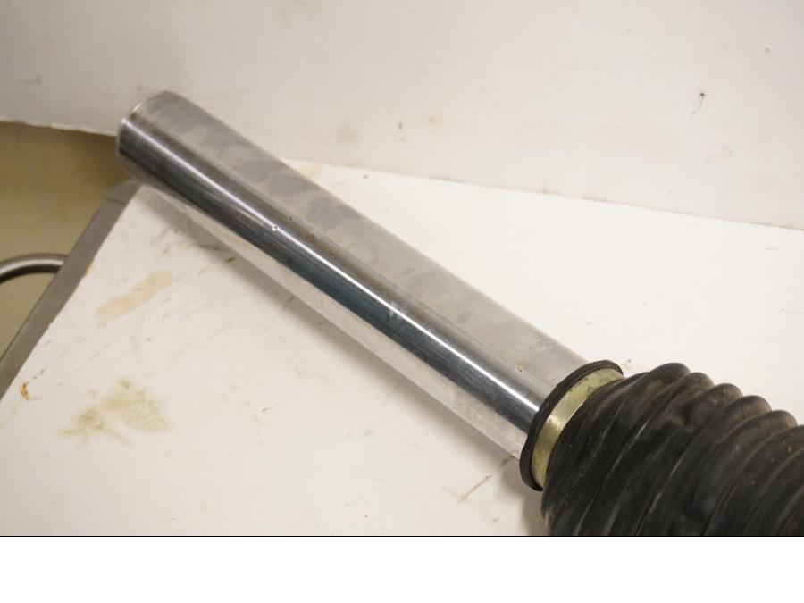 Vänster sida på Gaffelben från en Triumph Tiger -2004 motorcykel.