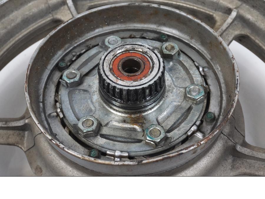 Snett uppifrån på Fälg från en Yamaha XV 1100 -1993 motorcykel.