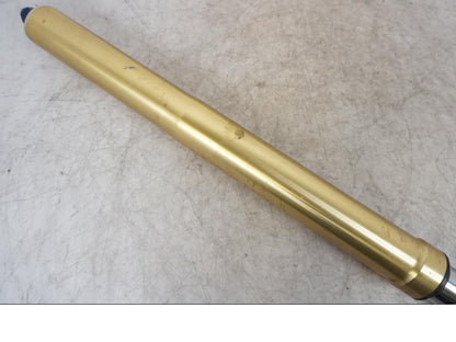 Snett nerifrån på Gaffelben från en Triumph Tiger -2009 motorcykel.