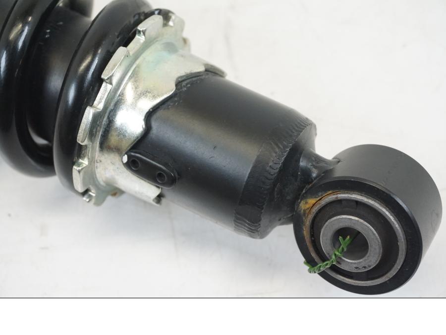 Snett nerifrån på Stötdämpare från en Kawasaki NINJA 400 -2020 motorcykel.