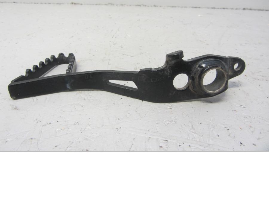 Baksidan på <p>Bromspedal från BMW R 1200 GS 2013.</p>

<p>Se bilder, K50 (R 1200 GS, R 1250 GS) (10/2011 - 04/2019)</p> motorcykel.