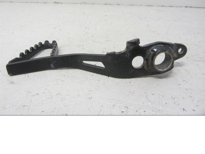 Baksidan på <p>Bromspedal från BMW R 1200 GS 2013.</p>

<p>Se bilder, K50 (R 1200 GS, R 1250 GS) (10/2011 - 04/2019)</p> motorcykel.