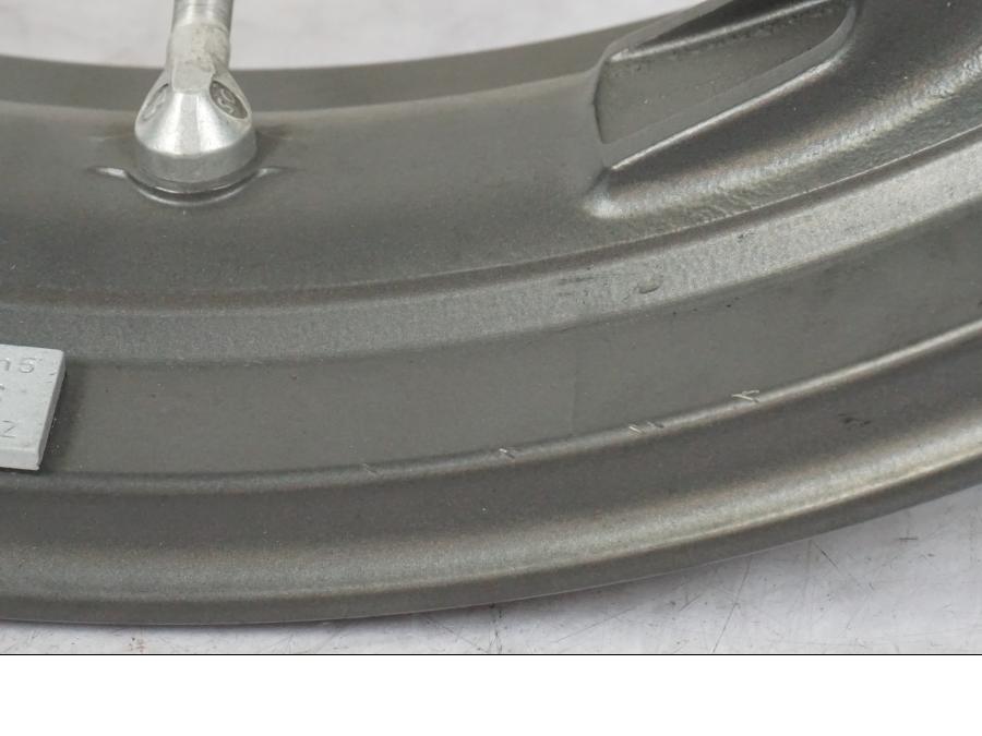 Snett uppifrån på Fälg från en KTM 950 SM -2006 motorcykel.