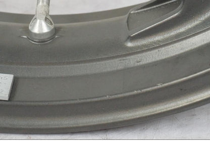 Snett uppifrån på Fälg från en KTM 950 SM -2006 motorcykel.