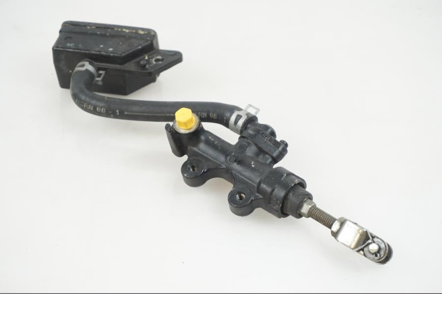 Framsidan på Bromshuvudcylinder från en Suzuki VL 1500 -1998 motorcykel.