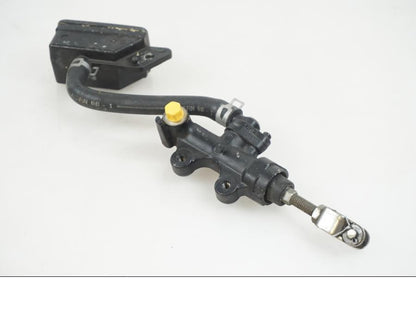 Framsidan på Bromshuvudcylinder från en Suzuki VL 1500 -1998 motorcykel.