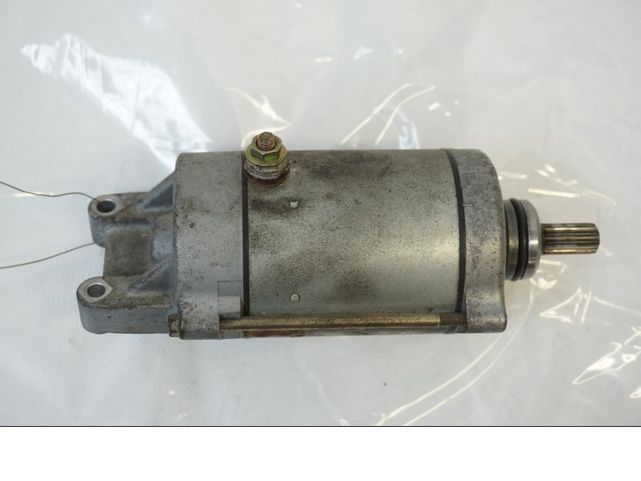 Framsidan på Startmotor från en Honda CBR 900 RR -1997 motorcykel.