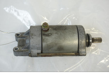 Framsidan på Startmotor från en Honda CBR 900 RR -1997 motorcykel.