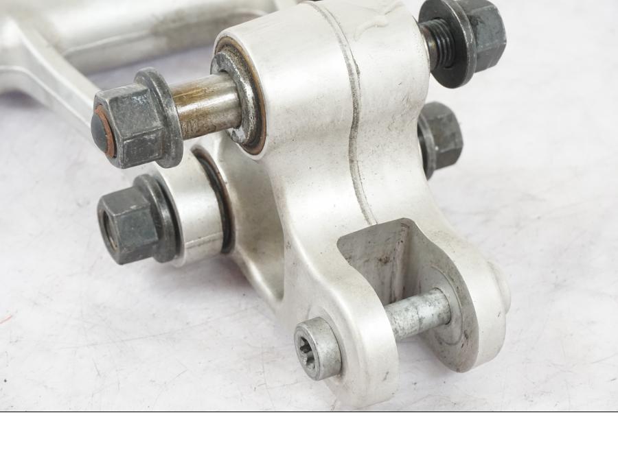 Baksidan på Stötdämparlänkage från en KTM 690 Duke -2015 motorcykel.