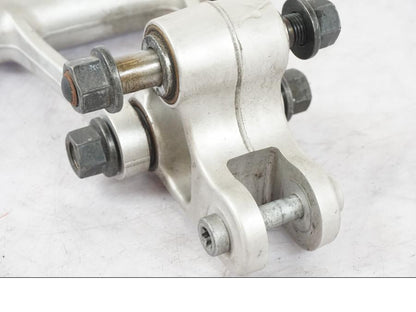 Baksidan på Stötdämparlänkage från en KTM 690 Duke -2015 motorcykel.