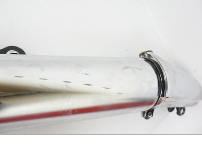 Snett nerifrån på Ljuddämpare från en Suzuki VL 800 -2004 motorcykel.