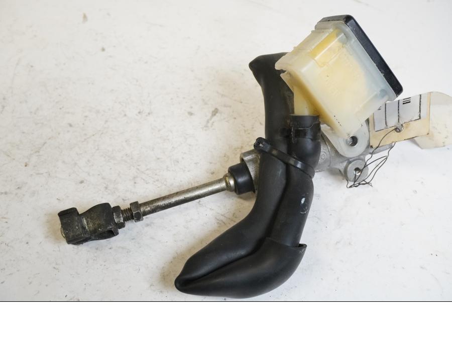 Baksidan på Bromshuvudcylinder från en Honda XL 650 V -2000 motorcykel.