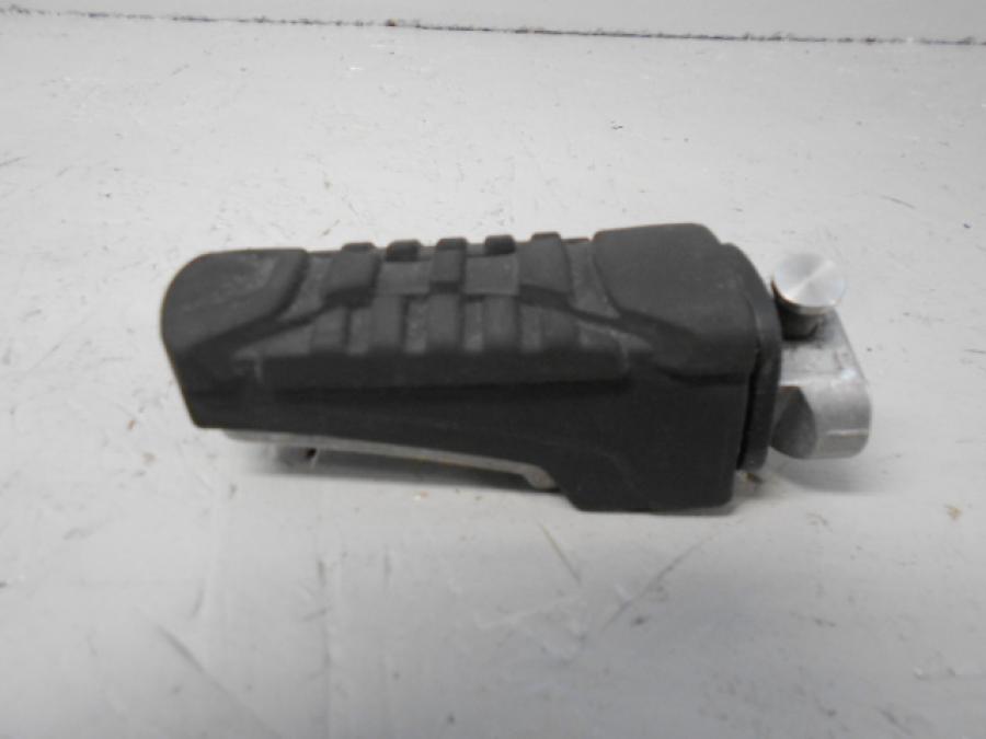 Baksidan på Fotpinne från en BMW S 1000 XR -2018 motorcykel.