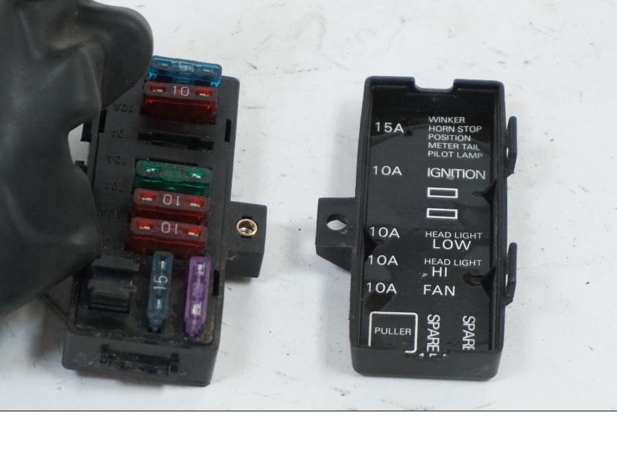 Snett nerifrån på Säkringsbox från en Honda VT 600 C -1995 motorcykel.