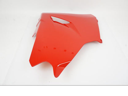 Snett uppifrån på Magkåpa från en Ducati Supersport 950 S -2022 motorcykel.