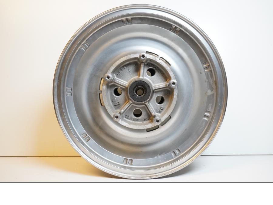 Framsidan på Fälg från en Kawasaki VN 900 -2007 motorcykel.