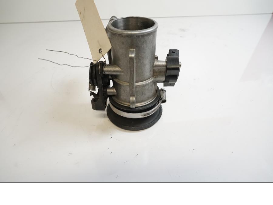 Vänster sida på Spjällhus från en Ducati Scrambler 800 -2016 motorcykel.