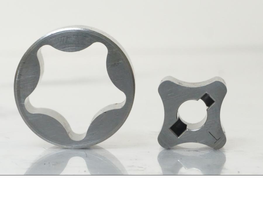 Snett nerifrån på Oljepump från en KTM 1190 Adventure -2015 motorcykel.