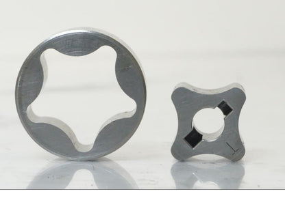 Snett nerifrån på Oljepump från en KTM 1190 Adventure -2015 motorcykel.