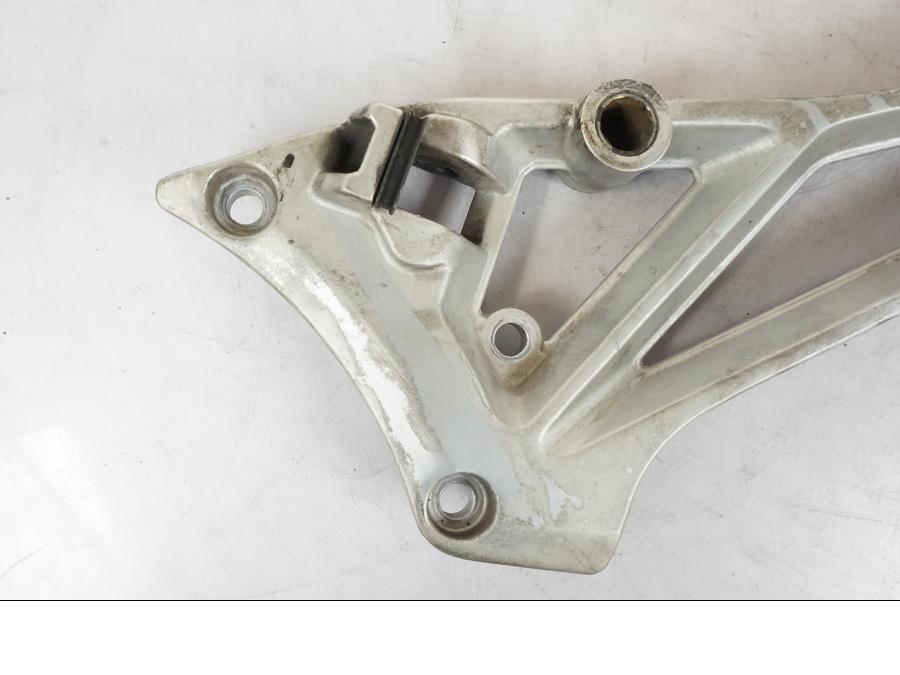 Baksidan på Fotpinnefäste från en Suzuki GSX 550 EF -1985 motorcykel.