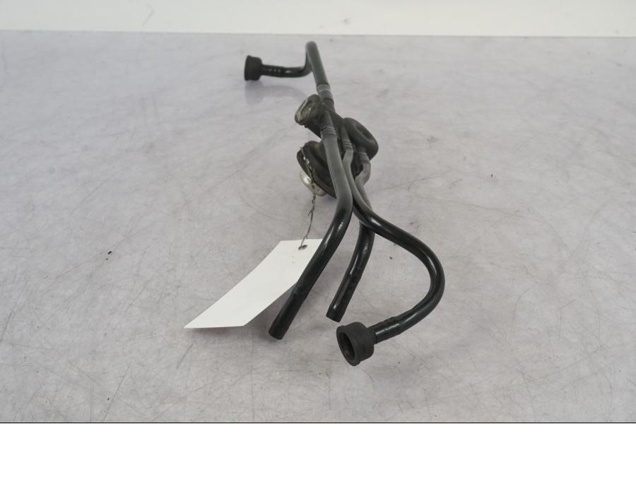 Baksidan på Bensinledning från en BMW R 1100 GS -1998 motorcykel.