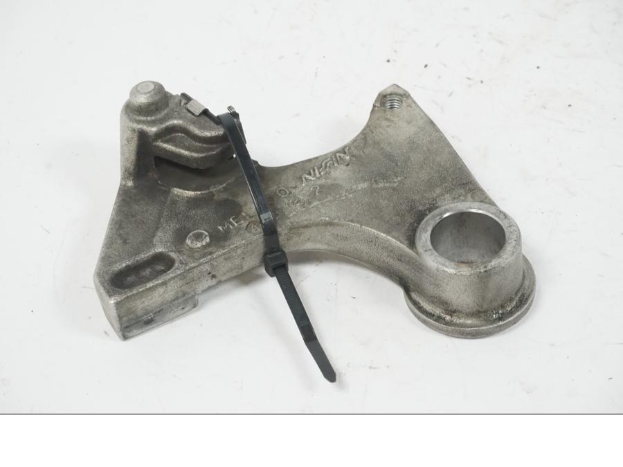 Baksidan på Bromsoksfäste från en Honda CBR 1000 RR -2004 motorcykel.