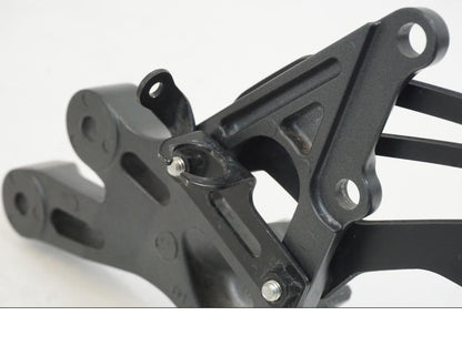 Extrabild1 på Fotpinnefäste från en Yamaha YZF R7 -2022 motorcykel.