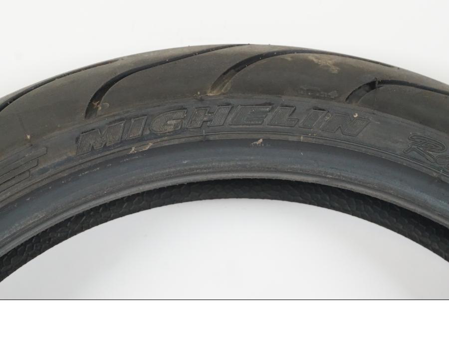 Snett uppifrån på <p>Begagnad däck av märket Michelin och modell Pilot Power 2CT.</p>

<p>Dimension 120/65-17.</p>

<p>Mönsterdjup ca: 60% (3,50mm).</p>

<p>Tillv 1022.</p> moped.