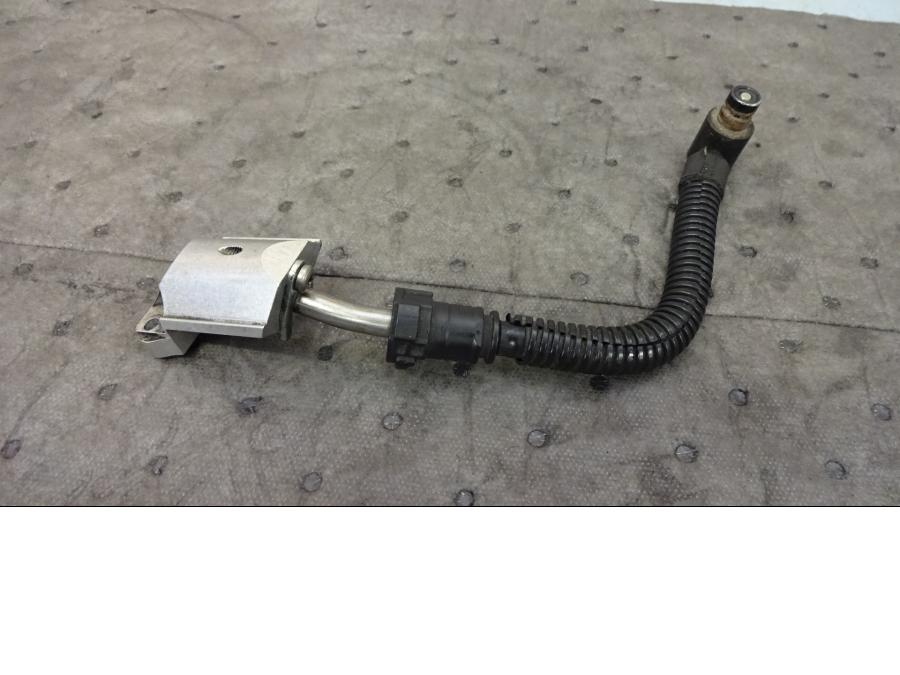 Framsidan på Fuel Rail från en H-D Touring Road King Custom FLHRSI -2004 motorcykel.