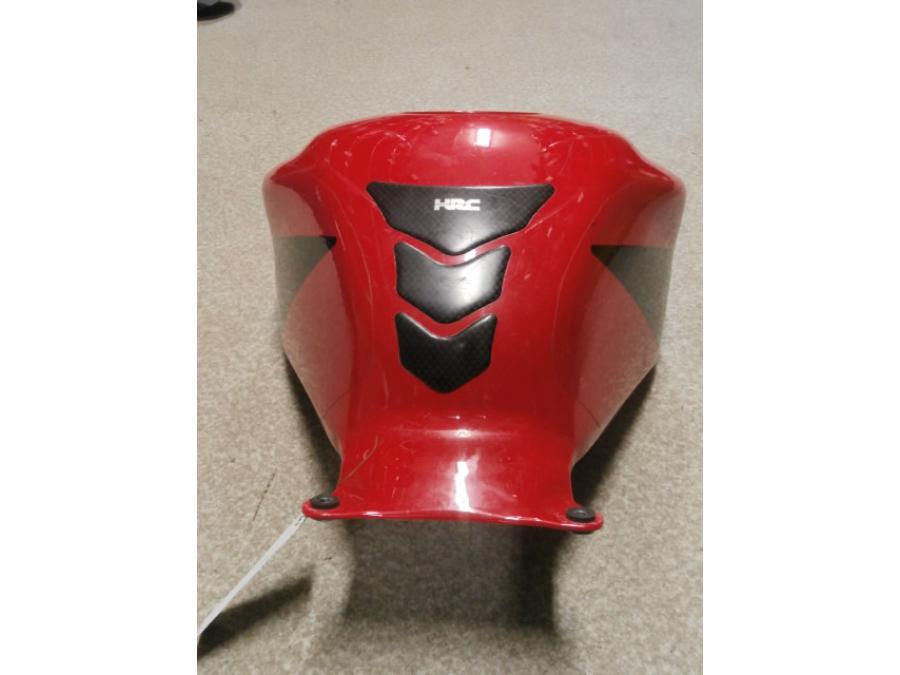 Snett uppifrån på Bensintankskåpa från en Honda CBR 600 RR -2003 motorcykel.