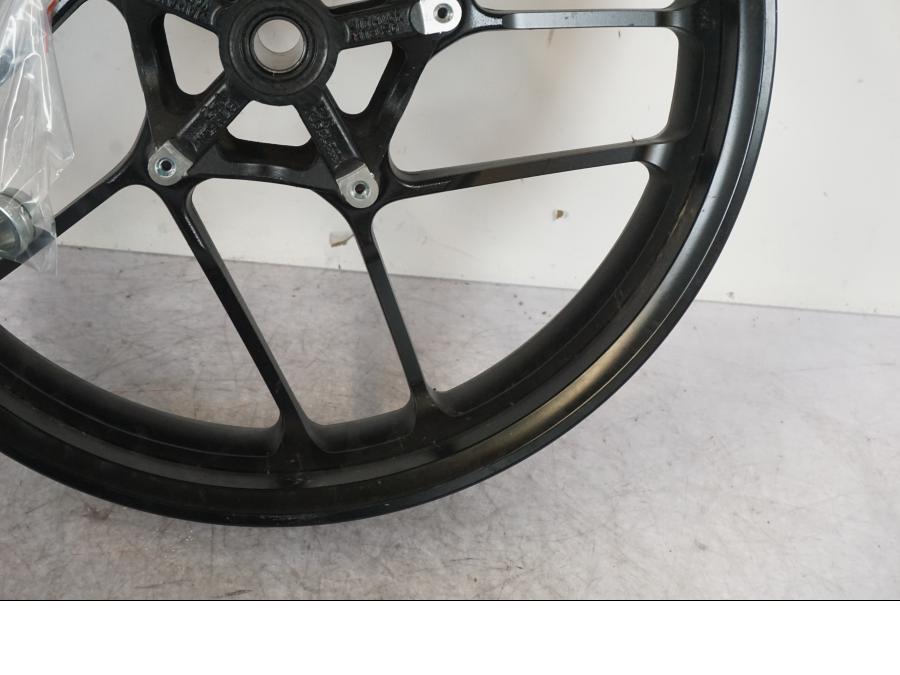 Extrabild5 på Fälg från en Yamaha MT-09 -2024 motorcykel.