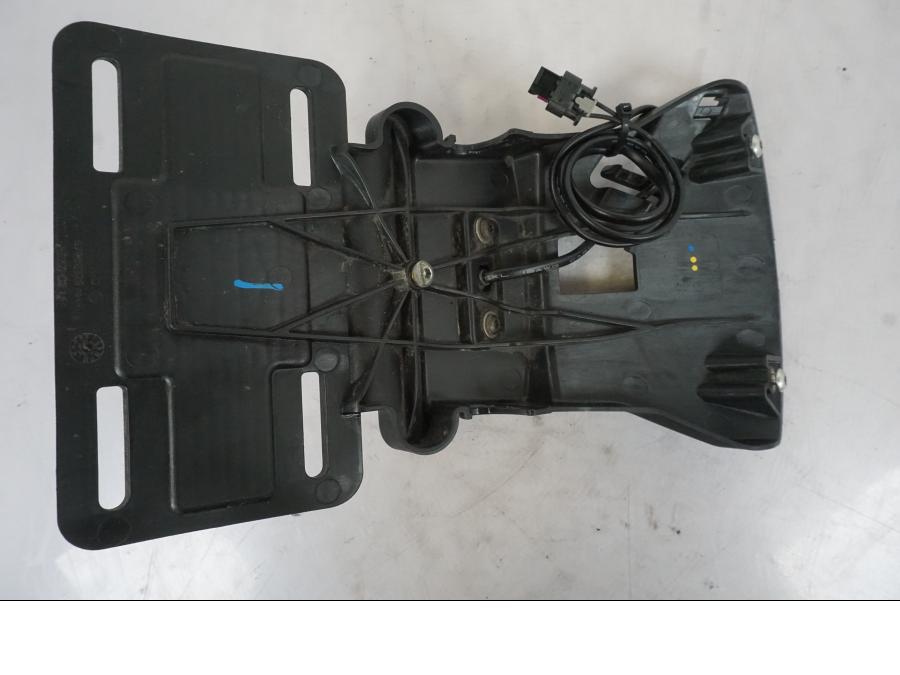 Snett nerifrån på Skylthållare från en H-D Softail Sport Glide FLSB -2022 motorcykel.