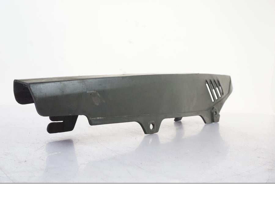 Baksidan på Kedjeskydd från en Suzuki GSX 550 EF -1985 motorcykel.