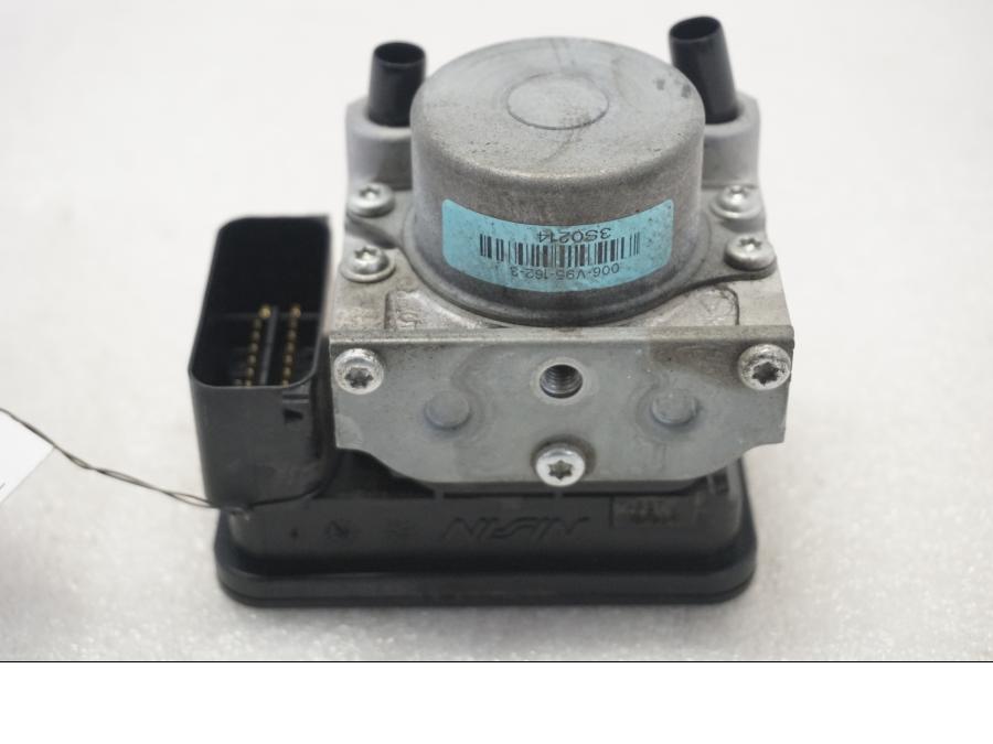 Snett uppifrån på ABS Modulator från en Suzuki SV 650 -2016 motorcykel.