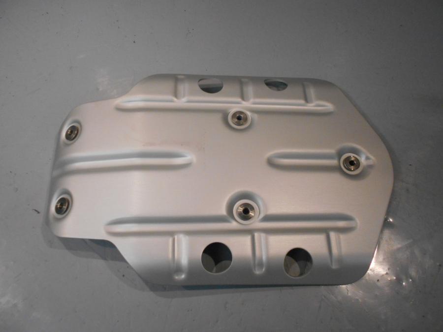 Framsidan på <p>Hasplåt från BMW R 1200 GS 2013.</p>

<p>K50 (R 1200 GS, R 1250 GS) (10/2011 - 07/2018).</p>

<p>K51 (R 1200 GS Adv, R 1250 GS Adv.) (09/2012 - 08/2018).</p> motorcykel.