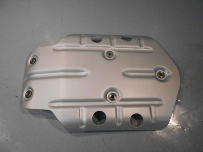 Framsidan på <p>Hasplåt från BMW R 1200 GS 2013.</p>

<p>K50 (R 1200 GS, R 1250 GS) (10/2011 - 07/2018).</p>

<p>K51 (R 1200 GS Adv, R 1250 GS Adv.) (09/2012 - 08/2018).</p> motorcykel.