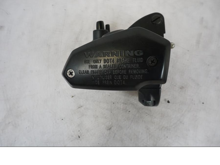 Baksidan på Bromshuvudcylinder från en Kawasaki ER-6F -2010 motorcykel.