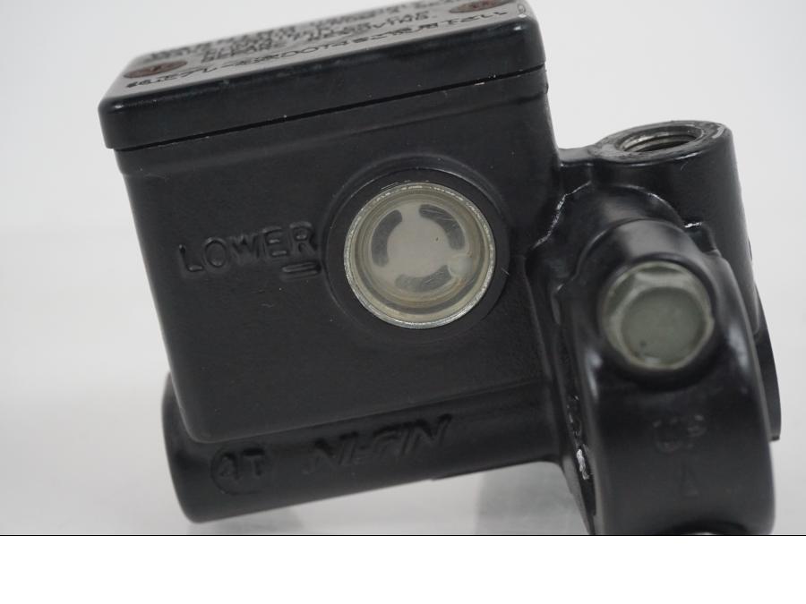 Baksidan på Bromshuvudcylinder från en Yamaha XT 660 X -2005 motorcykel.